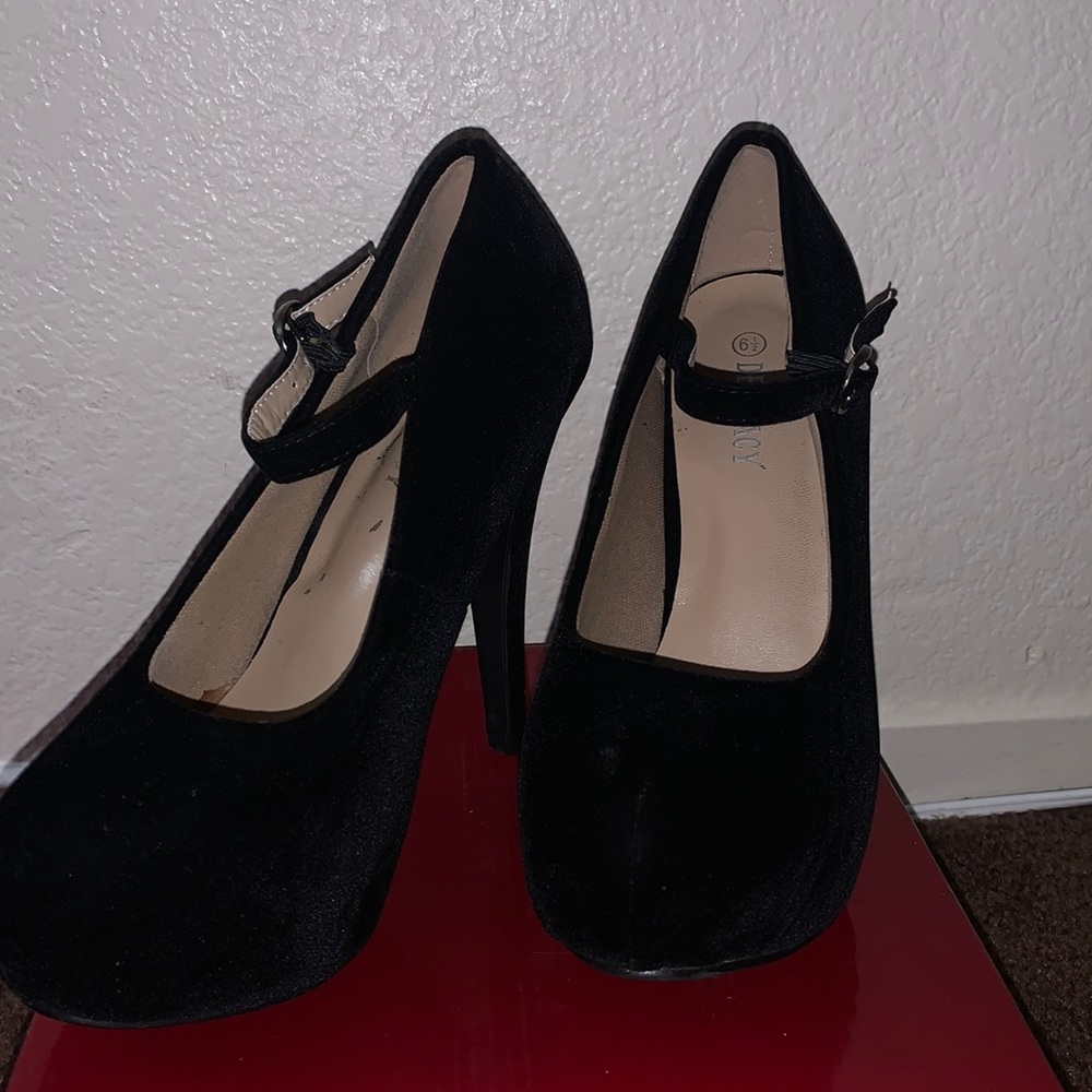 Back heels size 6 1/2 wore once